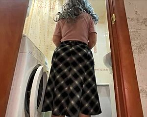 Wide hips of mature stepmother in homemade skirt tempt anal sex