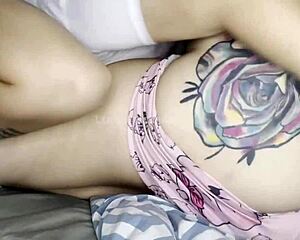 Lesbianas Follando En Una Pijamada