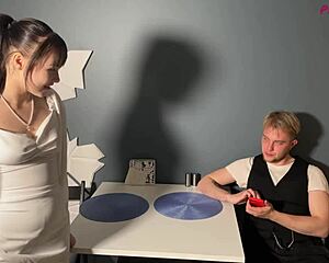 Manis Sara Bork dientot di stoking coklat