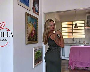 Gostosa Tries Gym Clothes And Shakes Her Big Ass!