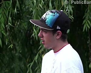 Mladá roztomilá Alexis Crystal zažívá intenzivní emoce během extrémní veřejné trojky