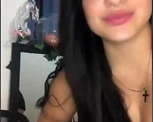 Latina bailando para ti