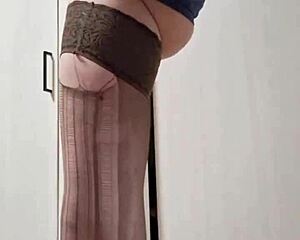 Balloon fetish with mistress Elza Kom