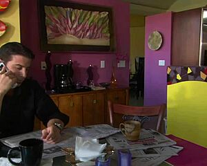 Dee kongkek kuat di tepi kolam