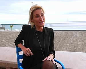 Anouk, 30, a psychologist expert in cocks, contrasts her professional life with wild desires