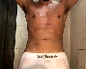 Novinho do Pau Grosso Batendo Punheta no Chuveiro Banho