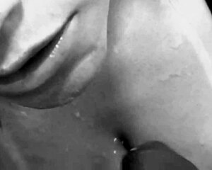 Exibi minha buceta no estacionamento do predio e o porteiro ficou doidinho pra me fuder