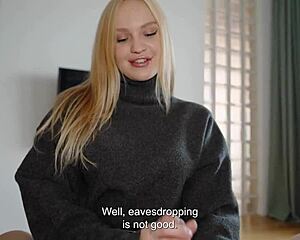 セクシーなブロンドがトイレで夫に浮気してTVの手配師とヤる