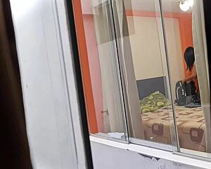 VECINA MEXICANA ENFERMERA MIRANDA FOLLANDO CON SU AMANTE SIN CERRAR LA VENTANA