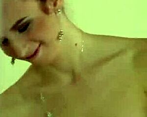 delikatna rudow osa panienka subtelnie masturbuje cipk