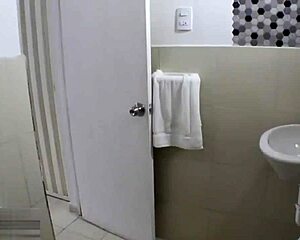 Espié a mi hijastro masturbándose y le ofrezco mi ayuda - porno en español