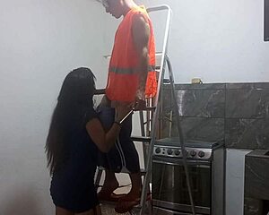 sexo con el albañil me puse a observar al nuevo albañil que realizaba el mantenimiento del techo luego lo vi que estaba muy atletico y musculoso lo seduje y le mame la polla luego me follo delicioso de pie 😍