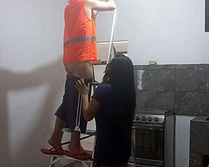 sexo con el albañil me puse a observar al nuevo albañil que realizaba el mantenimiento del techo luego lo vi que estaba muy atletico y musculoso lo seduje y le mame la polla luego me follo delicioso de pie 😍