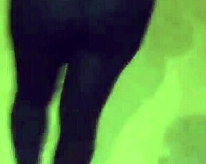 Madura Puta Flashes Tanga In Transparent Leggings On The Street!