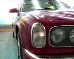 dude keeps shirt and tie on while fucking woman in and on car 😏