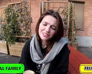 Felicia Vinas kremasta torta v domači zabavi v spalnici