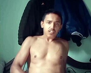 Recopilacion De Joven Moreno Bronceado Sacando Su Leche Parte1