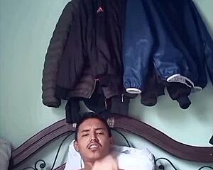 Recopilacion De Joven Moreno Bronceado Sacando Su Leche Parte1