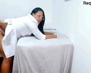 Enfermeira E Estetica Observa Erecao Do Paciente