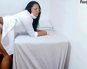 Enfermeira E Estetica Observa Erecao Do Paciente