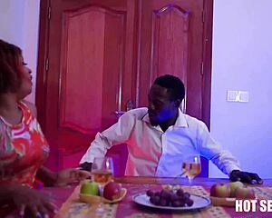 Wayne mange le cul de la brune tatouée