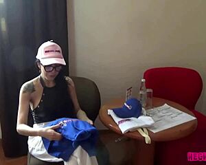 Afternoon spent with a Venezuelan escort in a hotel room with kissing and handjob