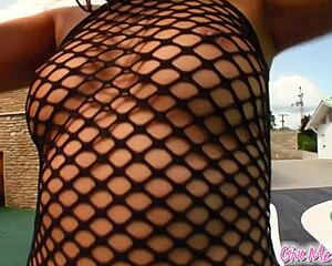 pink wanda oils up and spreads her pussy and ass