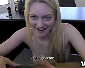 vip4k la jolie blonde allie rae donne sa poule mouill�e � un agent de cr�dit