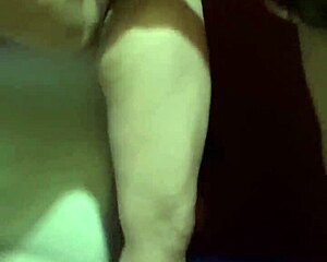 Esposa disfrutando con desconocidos en glory hole