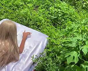 Soco soco a mao no cu da loirinha sex toy