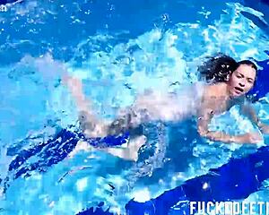 yessica bunny relaxes underwater after contractions