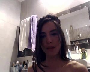 oh wow im that sexy teen 18+ webcam girl dancin n strippin in the bathroom... so hot!!