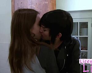 Riley Reid devours shaved pussy and munches dyke box hungrily