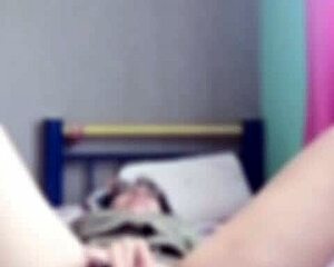 videollamada con mi cuñada nos masturbamos a escondidas casi nos pillan!