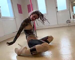 Anuskatzz sways athletic ass in exotic heels pole dance routine