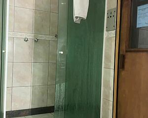 Ei, sexo rápido no banheiro com essa negra gostosa que peguei no pagode! 🔥🍑