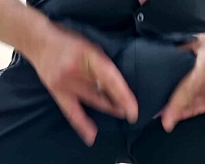 vuoi vedere il mio cazzo duro che sborra tutto sul mio tatuaggio europeo?