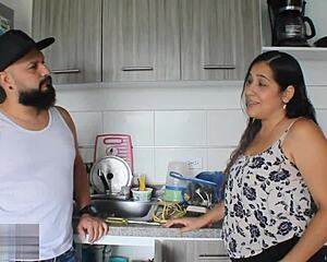 mi corazon roto se cura follando salvaje con el fontanero musculoso