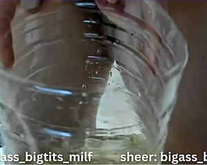 whoa this bbw spreads juicy pussy for pee play 😜💦