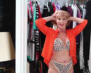 rae hart spreads wet mature pussy. big ass tits close up tattooed