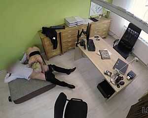 esta repartidora se chupa tu salchicha en el casting por cash