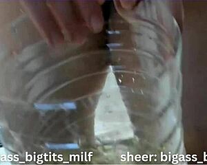 whoa this bbw spreads juicy pussy for pee play 😜💦