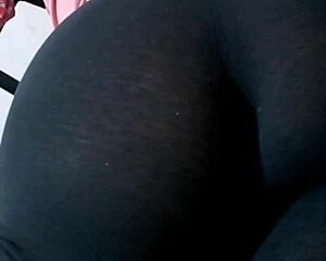 con la jefa de mi amigo oscar doña mary me da unas mamadas y le grabo el culo