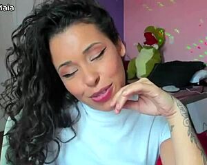 Hot latina brunette twerks ass with bare pussy out 🍑😍