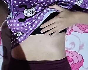 llev� a la vecina a casa y la foll� en el camino real casero