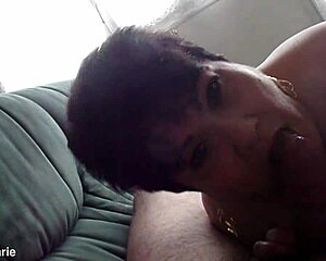 This chienne delivers sloppy blowjob with massive facial cumshot finish