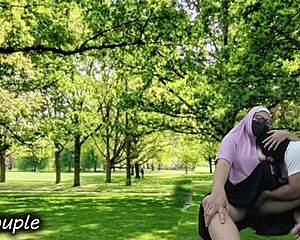 Muslim couple's risky outdoor creampie affair in public park caught?