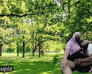 Muslim couple's risky outdoor creampie affair in public park caught?
