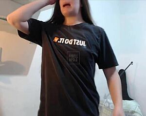 loirinha rabuda dances live until she strips fully naked!