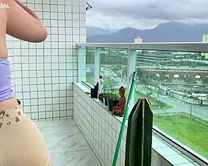 Essa empregada provocou com shortinho e bunda perfeita pra mim